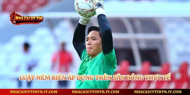 Luật ném biên áp dụng trên sân bóng thực tế